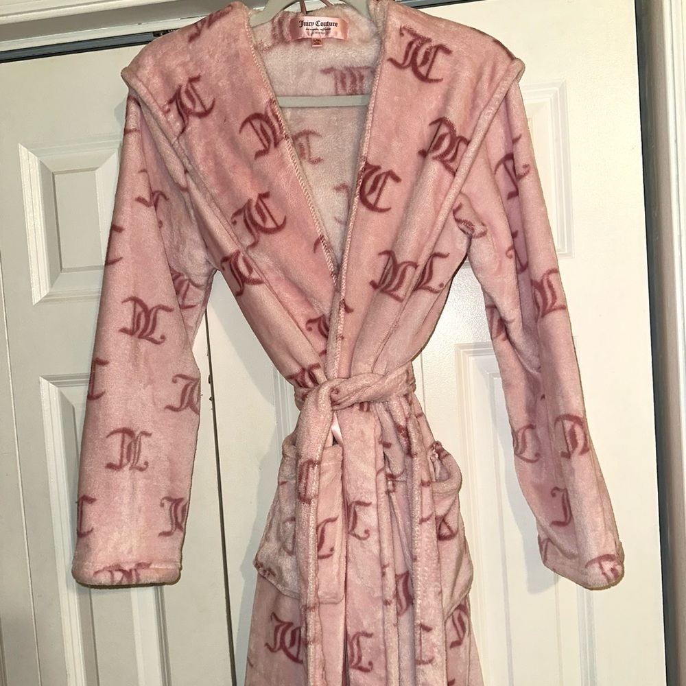 JUICY COUTURE Cozy Pink Monogrammed Fleece Long Sleeve Robe with Pockets